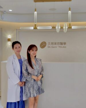 Aisa Senda Instagram - -
現在的科技真是進步的超級快
不只是年年有新款手機
連醫美的產品都一直推陳出新
最近被一個新產品吸引到
是號稱最深層的拉提機器 #emface #菲斯波 
這次到成立12年的 @dr.garyyoung 敦南旗艦店
風評很棒，環境優雅，讓我很放心！

林佳蒨醫師很親切的幫我評估臉部狀況給予建議
也仔細的向我介紹什麼是EMFACE菲斯波 
它是非侵入性，利用雙重科技
單極電波熱能和高強度電場
從最底層開始實施拉提緊緻
能夠增加肌肉密度和張力
還能透過電波熱能刺激膠原蛋白
林醫師還說，這台菲斯波可以達到傳統設備無法達到的區域，透過加強臉部肌肉讓臉部穩穩的拉提緊緻！

一次療程只需要20分鐘
而且不需要敷麻藥也不會疼痛，也沒有修復期

過程中感受很不錯，是舒適的熱熱、麻麻的感覺
結束當下就超有fu🤩 臉頰很緊緻🤩
像重訓後身體很fit一樣，我的臉頰也變很fit！
臉有變的澎澎的，蘋果肌也感覺有拉提
立刻覺得逆齡🤩

如果怕痛的人 這我大推 可以試試看唷

#emface  #菲斯波 
#久明診所