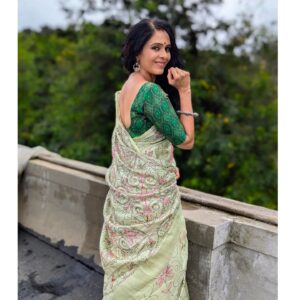 Aishwarya Narkar Instagram - Back muscles in saree😂

Saree @dadu.ki.dukan

#aishwaryanarkar
 #saree #sareestyles #love#trend#marathi #instagram #fashion#style
#feel#vibe#workout#effect