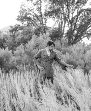 Aislinn Derbez Instagram - Hoy es cumpleaños de este chico @ederbez (que por cierto es mi papá) y para celebrarlo nos entrevistamos mutuamente en este crossover de portadas para @lbeautemx & @lbeautehomme y se que será uno de esos recuerdos que cuando estemos viejitos nos dará orgullo ver. 

Te amo siempre pa🥹😍! 
Vayan a felicitarlo y mandarle amor 🥳🎉🎂🎈🎁