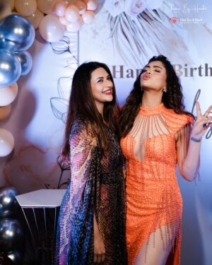 Akanksha Puri Instagram - My smile says it all 😜 !! Thanks everyone for being a part of this crazy night ..

@palak.purswani @divyankatripathidahiya @isha__malviya @terence_here @umarriazz91 @khesari_yadav @vishalsingh713 @amirsiddiqui786 @adnaan_07dz @sid_kannan @thesiddharthnigam @theabhisheknigam ❤️

(Many more coming soon in next post…🤩🔥)

Birthday 2024 🎂❤️
#happybirthday #beingme #akankshapuri #❤️ 
.
.
Photography @frames_by_harshit @_the_best_shot 
Decor @aceofspadesevents01 
Cake @lucibellos_caffe 
Location :
@axobarandkitchen 
Managed by
@era_communication @planetmediapr
Make up @falgunikapasi_mua 
Hair @salmasayyed47
Jewellery @the_jewel_gallery 
Bag 🥂 from my collection AP OC @oceana_clutches