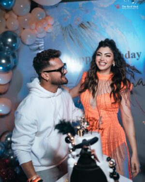 Akanksha Puri Instagram - My smile says it all 😜 !! Thanks everyone for being a part of this crazy night ..

@palak.purswani @divyankatripathidahiya @isha__malviya @terence_here @umarriazz91 @khesari_yadav @vishalsingh713 @amirsiddiqui786 @adnaan_07dz @sid_kannan @thesiddharthnigam @theabhisheknigam ❤️

(Many more coming soon in next post…🤩🔥)

Birthday 2024 🎂❤️
#happybirthday #beingme #akankshapuri #❤️ 
.
.
Photography @frames_by_harshit @_the_best_shot 
Decor @aceofspadesevents01 
Cake @lucibellos_caffe 
Location :
@axobarandkitchen 
Managed by
@era_communication @planetmediapr
Make up @falgunikapasi_mua 
Hair @salmasayyed47
Jewellery @the_jewel_gallery 
Bag 🥂 from my collection AP OC @oceana_clutches