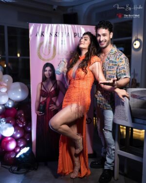 Akanksha Puri Instagram - My smile says it all 😜 !! Thanks everyone for being a part of this crazy night ..

@palak.purswani @divyankatripathidahiya @isha__malviya @terence_here @umarriazz91 @khesari_yadav @vishalsingh713 @amirsiddiqui786 @adnaan_07dz @sid_kannan @thesiddharthnigam @theabhisheknigam ❤️

(Many more coming soon in next post…🤩🔥)

Birthday 2024 🎂❤️
#happybirthday #beingme #akankshapuri #❤️ 
.
.
Photography @frames_by_harshit @_the_best_shot 
Decor @aceofspadesevents01 
Cake @lucibellos_caffe 
Location :
@axobarandkitchen 
Managed by
@era_communication @planetmediapr
Make up @falgunikapasi_mua 
Hair @salmasayyed47
Jewellery @the_jewel_gallery 
Bag 🥂 from my collection AP OC @oceana_clutches