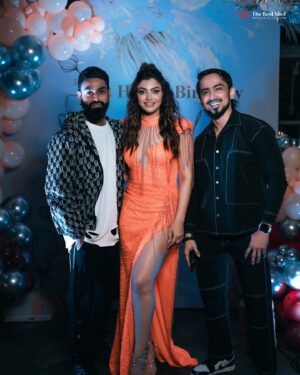 Akanksha Puri Instagram - My smile says it all 😜 !! Thanks everyone for being a part of this crazy night ..

@palak.purswani @divyankatripathidahiya @isha__malviya @terence_here @umarriazz91 @khesari_yadav @vishalsingh713 @amirsiddiqui786 @adnaan_07dz @sid_kannan @thesiddharthnigam @theabhisheknigam ❤️

(Many more coming soon in next post…🤩🔥)

Birthday 2024 🎂❤️
#happybirthday #beingme #akankshapuri #❤️ 
.
.
Photography @frames_by_harshit @_the_best_shot 
Decor @aceofspadesevents01 
Cake @lucibellos_caffe 
Location :
@axobarandkitchen 
Managed by
@era_communication @planetmediapr
Make up @falgunikapasi_mua 
Hair @salmasayyed47
Jewellery @the_jewel_gallery 
Bag 🥂 from my collection AP OC @oceana_clutches