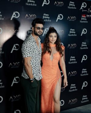 Akanksha Puri Instagram - My smile says it all 😜 !! Thanks everyone for being a part of this crazy night ..

@palak.purswani @divyankatripathidahiya @isha__malviya @terence_here @umarriazz91 @khesari_yadav @vishalsingh713 @amirsiddiqui786 @adnaan_07dz @sid_kannan @thesiddharthnigam @theabhisheknigam ❤️

(Many more coming soon in next post…🤩🔥)

Birthday 2024 🎂❤️
#happybirthday #beingme #akankshapuri #❤️ 
.
.
Photography @frames_by_harshit @_the_best_shot 
Decor @aceofspadesevents01 
Cake @lucibellos_caffe 
Location :
@axobarandkitchen 
Managed by
@era_communication @planetmediapr
Make up @falgunikapasi_mua 
Hair @salmasayyed47
Jewellery @the_jewel_gallery 
Bag 🥂 from my collection AP OC @oceana_clutches