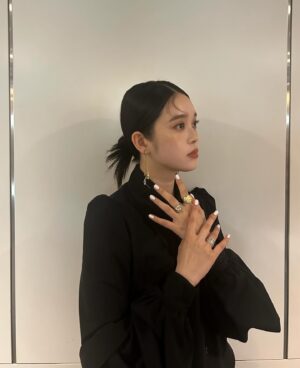 Akari Takaishi Instagram - 「anan 2410号」
バックカバーにちさまひが！！

発売中です。是非ご覧ください☺︎

#anan #ベイビーわるきゅーれ

stylist @kanedakenshi 
h&m @ayasumimoto