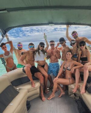 Akemi Nakamura Instagram - Que rico es el mar! Y que mar! Pero mas viajar con personas tan diferentes y al final todo es perfecto!