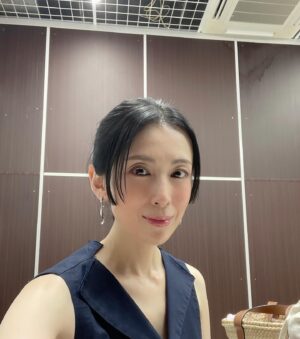 Akiko Hinagata Instagram - 室内のロケでした。
外に出た時の暑さにびっくり。
#毎日暑いね
#皆さん色々気をつけて