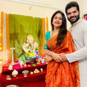 Akshaya Deodhar Instagram - तुझे ठायी माझी भक्ति
विरुठावी गणपती✨

तुझे ठायी ज्याची प्रीती
त्याची घडावी संगती💕

प्रिय बाप्पा… हार्दीक आयुष्यात आल्यापासुन तुझ्या येण्याचा आनंद द्विगुणित झालाय असं वाटतं… कदाचीत या शब्दांप्रमाणे तुझ्या ठाई त्याची आणि माझी भक्ती जुळुन आली आणि आम्ही आयुष्यभरासाठी एकत्र आलो…🥰
तुझी कृपादृष्टी, प्रेम, माया, अशीच राहु दे आम्हा सर्वांवर… ज्योतीची काळजी घे.. आम्ही नायशाची काळजी घेतोय हे तीलाही सांग.

आता ५ दिवस छान राहा… आमच्याकडुन खुप सेवा करुन घे.🙏🏻

तुझी लाडकी अक्षया.✨

#अहा 🧿