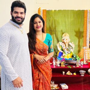 Akshaya Deodhar Instagram - तुझे ठायी माझी भक्ति
विरुठावी गणपती✨

तुझे ठायी ज्याची प्रीती
त्याची घडावी संगती💕

प्रिय बाप्पा… हार्दीक आयुष्यात आल्यापासुन तुझ्या येण्याचा आनंद द्विगुणित झालाय असं वाटतं… कदाचीत या शब्दांप्रमाणे तुझ्या ठाई त्याची आणि माझी भक्ती जुळुन आली आणि आम्ही आयुष्यभरासाठी एकत्र आलो…🥰
तुझी कृपादृष्टी, प्रेम, माया, अशीच राहु दे आम्हा सर्वांवर… ज्योतीची काळजी घे.. आम्ही नायशाची काळजी घेतोय हे तीलाही सांग.

आता ५ दिवस छान राहा… आमच्याकडुन खुप सेवा करुन घे.🙏🏻

तुझी लाडकी अक्षया.✨

#अहा 🧿