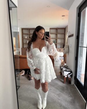 Alanis Desilets Instagram - bye bye août. 🌤️

Dernier mois avant le mariage. 🥹