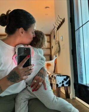 Alanis Desilets Instagram - bye bye août. 🌤️

Dernier mois avant le mariage. 🥹