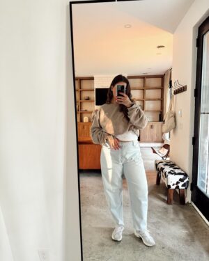 Alanis Desilets Instagram - bye bye août. 🌤️

Dernier mois avant le mariage. 🥹