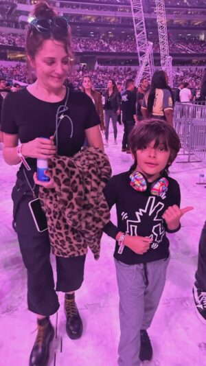Alanna Ubach Instagram - Green Day (Tomacito’s fave band) was perfection last night! ✅💚💚💚💚💚