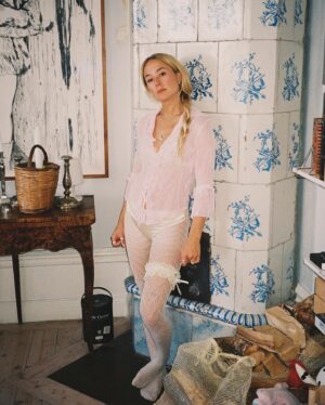 Alba August Instagram - Tack för fina ord och för att ni lyssnar 🪽🪽

Foto @christamurley 
Styling @mariafehrnstrom