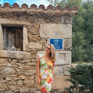 Alba Carrillo Instagram - Últimos días. Cara lavada, vestido @georges_rech y mi río. Se termina un verano tan brutal que solo puedo dar gracias🙏🏻 
Un aprendizaje? No cualquier cosa. No a cualquier precio. 🙏🏻🦦🏞️💖☀️🌱🍀💘 #gifts