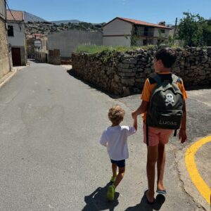 Alba Carrillo Instagram - Ay, Lucas! Estoy tan orgullosa del hombre en el que te estás convirtiendo! Parece que solo se pueden escribir cosas bonitas el día de los cumpleaños pero yo quiero hacerlo hoy, un día cualquiera. Ha sido un verano precioso junto a ti. Soy consciente que no me quedan muchos en los que me dediques casi todo tu tiempo porque pronto tendrás tus planes, tus viajes y tus personas más especiales y es normal, y seré feliz  de que me cuentes desde cualquier parte del planeta lo bien que lo pasas. Todo el mundo me ha felicitado este verano por lo cariñoso y educado que eres y eso es algo que, tu padre y yo junto con nuestros amigos y familia, nos hemos “currado” pero tú eres especial de naturaleza. Tus ganas, tu interés y tu inquietud por saber, por disfrutar de la vida y ser permeable al amor que te dan y no dudar en querer y compartir. Hablar con todo el mundo e interesarte genuinamente por las personas, por conocer otras ciudades, otras culturas, otra gastronomía, otras costumbres y otras realidades. Eres un digno heredero de tus padres, un disfrutón de los buenos. La mayor de mis suertes eres tú. Gracias, Lucas. Vamos a inaugurar un curso de 10 lleno de cosas buenas!!!💖🪽🌈☀️🌱🍀