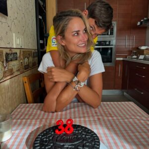 Alba Carrillo Instagram - Ay, Lucas! Estoy tan orgullosa del hombre en el que te estás convirtiendo! Parece que solo se pueden escribir cosas bonitas el día de los cumpleaños pero yo quiero hacerlo hoy, un día cualquiera. Ha sido un verano precioso junto a ti. Soy consciente que no me quedan muchos en los que me dediques casi todo tu tiempo porque pronto tendrás tus planes, tus viajes y tus personas más especiales y es normal, y seré feliz  de que me cuentes desde cualquier parte del planeta lo bien que lo pasas. Todo el mundo me ha felicitado este verano por lo cariñoso y educado que eres y eso es algo que, tu padre y yo junto con nuestros amigos y familia, nos hemos “currado” pero tú eres especial de naturaleza. Tus ganas, tu interés y tu inquietud por saber, por disfrutar de la vida y ser permeable al amor que te dan y no dudar en querer y compartir. Hablar con todo el mundo e interesarte genuinamente por las personas, por conocer otras ciudades, otras culturas, otra gastronomía, otras costumbres y otras realidades. Eres un digno heredero de tus padres, un disfrutón de los buenos. La mayor de mis suertes eres tú. Gracias, Lucas. Vamos a inaugurar un curso de 10 lleno de cosas buenas!!!💖🪽🌈☀️🌱🍀