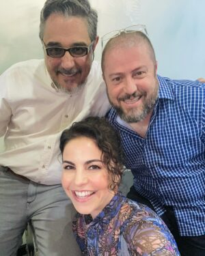 Alejandra Ambrosi Instagram - Feliz y agradecida de ser parte de @elpreciodeamartetv Que rico es jugar con un elenco tan divertido, directores, todo el equipo!! Wow!! La foto 6 jajajaja… @alvarez_rebeil @jdanfigueroa 🤣🤣🤣 
Gracias querida @carmenarmendariz !! 🙌 🙌🙌
A partir del 2 de septiembre por @canalestrellas a las 9.30 pm!! Oh yeah!! 🙌💫🎬🫶🤩