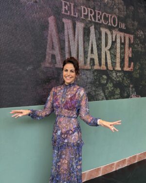 Alejandra Ambrosi Instagram - Feliz y agradecida de ser parte de @elpreciodeamartetv Que rico es jugar con un elenco tan divertido, directores, todo el equipo!! Wow!! La foto 6 jajajaja… @alvarez_rebeil @jdanfigueroa 🤣🤣🤣 
Gracias querida @carmenarmendariz !! 🙌 🙌🙌
A partir del 2 de septiembre por @canalestrellas a las 9.30 pm!! Oh yeah!! 🙌💫🎬🫶🤩