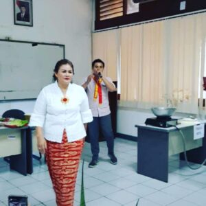 Alenta S. Hombing Instagram - Edisi Kangen Karo Mamake..best duel partner..partner in crime..sosok yg ga pernah bs diem, hobby apapun upload medsos (slalu bertentangan dg ku), fashion, shopping, carrier woman, yang slalu ngajarin makan krupuk ga blh bunyi (rendam dlu pakai air liur🤦‍♀️), klo ketawa bibir hanya blh terbuka 2 jari paling lebar (biar manis), klo makan tangan ga blh nempel di meja (keliatan pemalas), klo diri hrs kaya poto model, klo duduk hrs ngerti kode2 sandi morse mama(artiny marah), ga blh bersandar di bahu mama ky ga punya tulang lemes2, hrs tegar kaya batu karang (bersandar sndri dlm hati aj) de el el,, she’s a figure with many rules, klo lakuin dluar itu melayang lah apa yg bs dilayangkan, mama slalu ga pernah bs diam di kantor dan dirumah, pernah satu waktu masuk fakultas tehnik dan smua mahasiswa berteriak nama mama merupakan kebanggaanku punya mama yang hanya lulusan SMA tp mampu menaklukan hal apapun itu..tp mama jgn terlalu keras lg ya samaku🥰i miss u mama @sidabutarroma