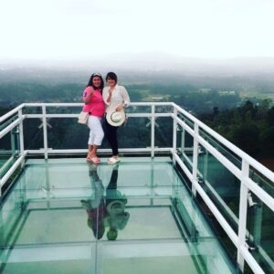 Alenta S. Hombing Instagram - Edisi Kangen Karo Mamake..best duel partner..partner in crime..sosok yg ga pernah bs diem, hobby apapun upload medsos (slalu bertentangan dg ku), fashion, shopping, carrier woman, yang slalu ngajarin makan krupuk ga blh bunyi (rendam dlu pakai air liur🤦‍♀️), klo ketawa bibir hanya blh terbuka 2 jari paling lebar (biar manis), klo makan tangan ga blh nempel di meja (keliatan pemalas), klo diri hrs kaya poto model, klo duduk hrs ngerti kode2 sandi morse mama(artiny marah), ga blh bersandar di bahu mama ky ga punya tulang lemes2, hrs tegar kaya batu karang (bersandar sndri dlm hati aj) de el el,, she’s a figure with many rules, klo lakuin dluar itu melayang lah apa yg bs dilayangkan, mama slalu ga pernah bs diam di kantor dan dirumah, pernah satu waktu masuk fakultas tehnik dan smua mahasiswa berteriak nama mama merupakan kebanggaanku punya mama yang hanya lulusan SMA tp mampu menaklukan hal apapun itu..tp mama jgn terlalu keras lg ya samaku🥰i miss u mama @sidabutarroma