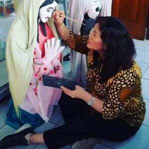 Alenta S. Hombing Instagram - Edisi Kangen Karo Mamake..best duel partner..partner in crime..sosok yg ga pernah bs diem, hobby apapun upload medsos (slalu bertentangan dg ku), fashion, shopping, carrier woman, yang slalu ngajarin makan krupuk ga blh bunyi (rendam dlu pakai air liur🤦‍♀️), klo ketawa bibir hanya blh terbuka 2 jari paling lebar (biar manis), klo makan tangan ga blh nempel di meja (keliatan pemalas), klo diri hrs kaya poto model, klo duduk hrs ngerti kode2 sandi morse mama(artiny marah), ga blh bersandar di bahu mama ky ga punya tulang lemes2, hrs tegar kaya batu karang (bersandar sndri dlm hati aj) de el el,, she’s a figure with many rules, klo lakuin dluar itu melayang lah apa yg bs dilayangkan, mama slalu ga pernah bs diam di kantor dan dirumah, pernah satu waktu masuk fakultas tehnik dan smua mahasiswa berteriak nama mama merupakan kebanggaanku punya mama yang hanya lulusan SMA tp mampu menaklukan hal apapun itu..tp mama jgn terlalu keras lg ya samaku🥰i miss u mama @sidabutarroma