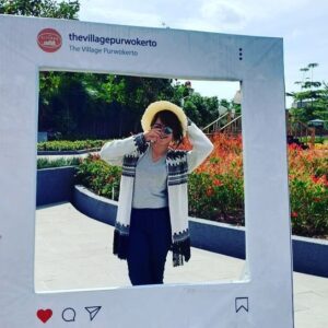 Alenta S. Hombing Instagram - Edisi Kangen Karo Mamake..best duel partner..partner in crime..sosok yg ga pernah bs diem, hobby apapun upload medsos (slalu bertentangan dg ku), fashion, shopping, carrier woman, yang slalu ngajarin makan krupuk ga blh bunyi (rendam dlu pakai air liur🤦‍♀️), klo ketawa bibir hanya blh terbuka 2 jari paling lebar (biar manis), klo makan tangan ga blh nempel di meja (keliatan pemalas), klo diri hrs kaya poto model, klo duduk hrs ngerti kode2 sandi morse mama(artiny marah), ga blh bersandar di bahu mama ky ga punya tulang lemes2, hrs tegar kaya batu karang (bersandar sndri dlm hati aj) de el el,, she’s a figure with many rules, klo lakuin dluar itu melayang lah apa yg bs dilayangkan, mama slalu ga pernah bs diam di kantor dan dirumah, pernah satu waktu masuk fakultas tehnik dan smua mahasiswa berteriak nama mama merupakan kebanggaanku punya mama yang hanya lulusan SMA tp mampu menaklukan hal apapun itu..tp mama jgn terlalu keras lg ya samaku🥰i miss u mama @sidabutarroma