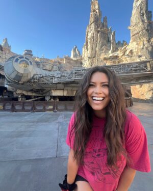 Alex Curry Instagram - ✨#Disneyland highlights ✨#StarWars 🙌🏽 my first turkey leg & being around so many smiling people 🤗 

#Disney #California #Adventure #happy