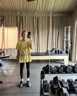 Alexandra Cooper Instagram - Daddy Gang help the gurls out, what is everyone wearing on tour👀
