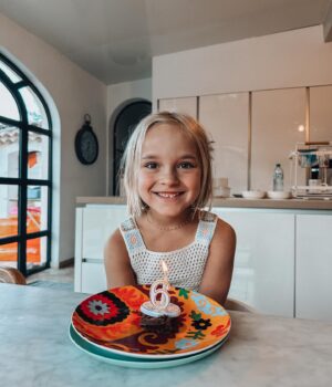 Alexia Mori Instagram - 6 ans Mon Soleil 🌞🧡
J’aurai tant à écrire sur toi… tu me combles tellement de bonheur, d’amour.. si on devait décrire la gentillesse ce serait toi ❤️
Ne change jamais mon amour tu fera de grandes choses j’en suis sûr ❤️
Ta maman qui t’aime ❤️