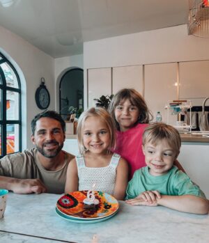 Alexia Mori Instagram - 6 ans Mon Soleil 🌞🧡
J’aurai tant à écrire sur toi… tu me combles tellement de bonheur, d’amour.. si on devait décrire la gentillesse ce serait toi ❤️
Ne change jamais mon amour tu fera de grandes choses j’en suis sûr ❤️
Ta maman qui t’aime ❤️