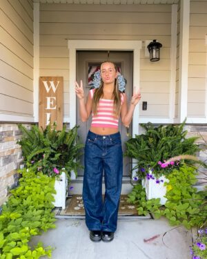Alexus Oladi Instagram - late but first days of school 🤓