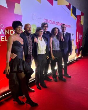 Alice Carvalho Instagram - dump de 24h de boa onda no rildy — com direito a quase derrubar @dirapaes de emoção num abraço ❤️

@academia_brasileira_de_cinema obrigada por conceder essas duas honrarias ao nosso CANGAÇO NOVO: “melhor série brasileira” e “melhor atriz” significa muito para nós, agora preparando a T2.

indicações como essa são símbolos importantes, belos, dão muita alegria a quem trabalhou duro, mesmo que sejam adornos não-fundamentais em uma caminhada. Laroyê!

obrigada mil grau @primevideobr, @o2filmes, @conde_mais @estarcomunicacao. tudo nosso!

styling: @jaiarafontes pra @burberry
beleza: @vdargains