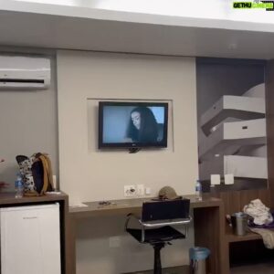Alice Carvalho Instagram - hoje é o ultimo capitulo de #renascer, minha primeira novela, e a saudade batuca forte, invade mesmo, e todos os 197 roteiros passam em flashs.

a equipe maravilhosa, o elenco estelar e interestelar, a garra, os diretores e toda liberdade, bruno luperi que, em grandeza, nos permitia brincar com suas palavras, muda-las, adapta-las, trazendo sempre pra nós, de dentro pra fora.

muitos amigos fiz, amigos de verdade, muita gente nesse brasil dando alô, e dizendo que viu, e ajudando o trabalho a melhorar, tudo em tempo real… meu deus, que experiencia lisérgica enlouquecedora e aterradora foi essa!

agradeço imensamente a cada colega do time por todos os encontros, todas as bagunças, todos os almoços, lanches, cafés, choros de insegurança… ficou marcado em mim pra sempre!

obrigada gustavo fernandez, marcella bergamo, chico acciolly, villamarim, walter carvalho, mari betti, pedro peregrino, ricardinho, ale, todos da camera, todas e todos assistentes, toda equipe da predial, as meninas da limpeza, pessual da aguinha, caracterização, figurino, tudo, todos, pra sempre. 

ASSISTAM ESSE BAILE DE BELEZA QUE VAI AO AR HOJE! e até já! ❤️