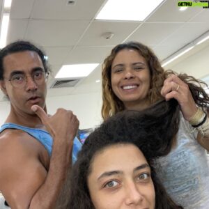 Alice Carvalho Instagram - hoje é o ultimo capitulo de #renascer, minha primeira novela, e a saudade batuca forte, invade mesmo, e todos os 197 roteiros passam em flashs.

a equipe maravilhosa, o elenco estelar e interestelar, a garra, os diretores e toda liberdade, bruno luperi que, em grandeza, nos permitia brincar com suas palavras, muda-las, adapta-las, trazendo sempre pra nós, de dentro pra fora.

muitos amigos fiz, amigos de verdade, muita gente nesse brasil dando alô, e dizendo que viu, e ajudando o trabalho a melhorar, tudo em tempo real… meu deus, que experiencia lisérgica enlouquecedora e aterradora foi essa!

agradeço imensamente a cada colega do time por todos os encontros, todas as bagunças, todos os almoços, lanches, cafés, choros de insegurança… ficou marcado em mim pra sempre!

obrigada gustavo fernandez, marcella bergamo, chico acciolly, villamarim, walter carvalho, mari betti, pedro peregrino, ricardinho, ale, todos da camera, todas e todos assistentes, toda equipe da predial, as meninas da limpeza, pessual da aguinha, caracterização, figurino, tudo, todos, pra sempre. 

ASSISTAM ESSE BAILE DE BELEZA QUE VAI AO AR HOJE! e até já! ❤️