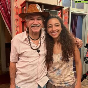 Alice Carvalho Instagram - hoje é o ultimo capitulo de #renascer, minha primeira novela, e a saudade batuca forte, invade mesmo, e todos os 197 roteiros passam em flashs.

a equipe maravilhosa, o elenco estelar e interestelar, a garra, os diretores e toda liberdade, bruno luperi que, em grandeza, nos permitia brincar com suas palavras, muda-las, adapta-las, trazendo sempre pra nós, de dentro pra fora.

muitos amigos fiz, amigos de verdade, muita gente nesse brasil dando alô, e dizendo que viu, e ajudando o trabalho a melhorar, tudo em tempo real… meu deus, que experiencia lisérgica enlouquecedora e aterradora foi essa!

agradeço imensamente a cada colega do time por todos os encontros, todas as bagunças, todos os almoços, lanches, cafés, choros de insegurança… ficou marcado em mim pra sempre!

obrigada gustavo fernandez, marcella bergamo, chico acciolly, villamarim, walter carvalho, mari betti, pedro peregrino, ricardinho, ale, todos da camera, todas e todos assistentes, toda equipe da predial, as meninas da limpeza, pessual da aguinha, caracterização, figurino, tudo, todos, pra sempre. 

ASSISTAM ESSE BAILE DE BELEZA QUE VAI AO AR HOJE! e até já! ❤️