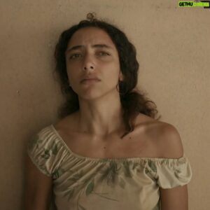 Alice Carvalho Instagram - hoje é o ultimo capitulo de #renascer, minha primeira novela, e a saudade batuca forte, invade mesmo, e todos os 197 roteiros passam em flashs.

a equipe maravilhosa, o elenco estelar e interestelar, a garra, os diretores e toda liberdade, bruno luperi que, em grandeza, nos permitia brincar com suas palavras, muda-las, adapta-las, trazendo sempre pra nós, de dentro pra fora.

muitos amigos fiz, amigos de verdade, muita gente nesse brasil dando alô, e dizendo que viu, e ajudando o trabalho a melhorar, tudo em tempo real… meu deus, que experiencia lisérgica enlouquecedora e aterradora foi essa!

agradeço imensamente a cada colega do time por todos os encontros, todas as bagunças, todos os almoços, lanches, cafés, choros de insegurança… ficou marcado em mim pra sempre!

obrigada gustavo fernandez, marcella bergamo, chico acciolly, villamarim, walter carvalho, mari betti, pedro peregrino, ricardinho, ale, todos da camera, todas e todos assistentes, toda equipe da predial, as meninas da limpeza, pessual da aguinha, caracterização, figurino, tudo, todos, pra sempre. 

ASSISTAM ESSE BAILE DE BELEZA QUE VAI AO AR HOJE! e até já! ❤️
