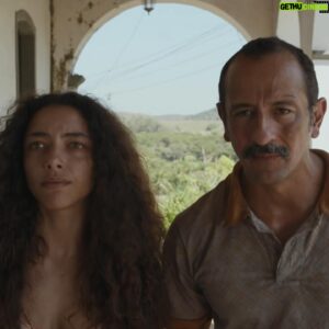 Alice Carvalho Instagram - hoje é o ultimo capitulo de #renascer, minha primeira novela, e a saudade batuca forte, invade mesmo, e todos os 197 roteiros passam em flashs.

a equipe maravilhosa, o elenco estelar e interestelar, a garra, os diretores e toda liberdade, bruno luperi que, em grandeza, nos permitia brincar com suas palavras, muda-las, adapta-las, trazendo sempre pra nós, de dentro pra fora.

muitos amigos fiz, amigos de verdade, muita gente nesse brasil dando alô, e dizendo que viu, e ajudando o trabalho a melhorar, tudo em tempo real… meu deus, que experiencia lisérgica enlouquecedora e aterradora foi essa!

agradeço imensamente a cada colega do time por todos os encontros, todas as bagunças, todos os almoços, lanches, cafés, choros de insegurança… ficou marcado em mim pra sempre!

obrigada gustavo fernandez, marcella bergamo, chico acciolly, villamarim, walter carvalho, mari betti, pedro peregrino, ricardinho, ale, todos da camera, todas e todos assistentes, toda equipe da predial, as meninas da limpeza, pessual da aguinha, caracterização, figurino, tudo, todos, pra sempre. 

ASSISTAM ESSE BAILE DE BELEZA QUE VAI AO AR HOJE! e até já! ❤️