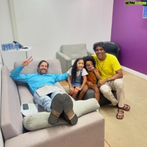 Alice Carvalho Instagram - hoje é o ultimo capitulo de #renascer, minha primeira novela, e a saudade batuca forte, invade mesmo, e todos os 197 roteiros passam em flashs.

a equipe maravilhosa, o elenco estelar e interestelar, a garra, os diretores e toda liberdade, bruno luperi que, em grandeza, nos permitia brincar com suas palavras, muda-las, adapta-las, trazendo sempre pra nós, de dentro pra fora.

muitos amigos fiz, amigos de verdade, muita gente nesse brasil dando alô, e dizendo que viu, e ajudando o trabalho a melhorar, tudo em tempo real… meu deus, que experiencia lisérgica enlouquecedora e aterradora foi essa!

agradeço imensamente a cada colega do time por todos os encontros, todas as bagunças, todos os almoços, lanches, cafés, choros de insegurança… ficou marcado em mim pra sempre!

obrigada gustavo fernandez, marcella bergamo, chico acciolly, villamarim, walter carvalho, mari betti, pedro peregrino, ricardinho, ale, todos da camera, todas e todos assistentes, toda equipe da predial, as meninas da limpeza, pessual da aguinha, caracterização, figurino, tudo, todos, pra sempre. 

ASSISTAM ESSE BAILE DE BELEZA QUE VAI AO AR HOJE! e até já! ❤️
