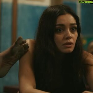 Alice Carvalho Instagram - hoje é o ultimo capitulo de #renascer, minha primeira novela, e a saudade batuca forte, invade mesmo, e todos os 197 roteiros passam em flashs.

a equipe maravilhosa, o elenco estelar e interestelar, a garra, os diretores e toda liberdade, bruno luperi que, em grandeza, nos permitia brincar com suas palavras, muda-las, adapta-las, trazendo sempre pra nós, de dentro pra fora.

muitos amigos fiz, amigos de verdade, muita gente nesse brasil dando alô, e dizendo que viu, e ajudando o trabalho a melhorar, tudo em tempo real… meu deus, que experiencia lisérgica enlouquecedora e aterradora foi essa!

agradeço imensamente a cada colega do time por todos os encontros, todas as bagunças, todos os almoços, lanches, cafés, choros de insegurança… ficou marcado em mim pra sempre!

obrigada gustavo fernandez, marcella bergamo, chico acciolly, villamarim, walter carvalho, mari betti, pedro peregrino, ricardinho, ale, todos da camera, todas e todos assistentes, toda equipe da predial, as meninas da limpeza, pessual da aguinha, caracterização, figurino, tudo, todos, pra sempre. 

ASSISTAM ESSE BAILE DE BELEZA QUE VAI AO AR HOJE! e até já! ❤️
