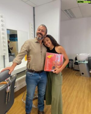 Alice Carvalho Instagram - hoje é o ultimo capitulo de #renascer, minha primeira novela, e a saudade batuca forte, invade mesmo, e todos os 197 roteiros passam em flashs.

a equipe maravilhosa, o elenco estelar e interestelar, a garra, os diretores e toda liberdade, bruno luperi que, em grandeza, nos permitia brincar com suas palavras, muda-las, adapta-las, trazendo sempre pra nós, de dentro pra fora.

muitos amigos fiz, amigos de verdade, muita gente nesse brasil dando alô, e dizendo que viu, e ajudando o trabalho a melhorar, tudo em tempo real… meu deus, que experiencia lisérgica enlouquecedora e aterradora foi essa!

agradeço imensamente a cada colega do time por todos os encontros, todas as bagunças, todos os almoços, lanches, cafés, choros de insegurança… ficou marcado em mim pra sempre!

obrigada gustavo fernandez, marcella bergamo, chico acciolly, villamarim, walter carvalho, mari betti, pedro peregrino, ricardinho, ale, todos da camera, todas e todos assistentes, toda equipe da predial, as meninas da limpeza, pessual da aguinha, caracterização, figurino, tudo, todos, pra sempre. 

ASSISTAM ESSE BAILE DE BELEZA QUE VAI AO AR HOJE! e até já! ❤️
