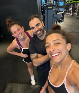 Alice Carvalho Instagram - agosto ri muito me sinto completamente contente👍🏾