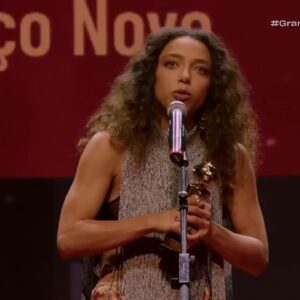 Alice Carvalho Instagram - dump de 24h de boa onda no rildy — com direito a quase derrubar @dirapaes de emoção num abraço ❤️

@academia_brasileira_de_cinema obrigada por conceder essas duas honrarias ao nosso CANGAÇO NOVO: “melhor série brasileira” e “melhor atriz” significa muito para nós, agora preparando a T2.

indicações como essa são símbolos importantes, belos, dão muita alegria a quem trabalhou duro, mesmo que sejam adornos não-fundamentais em uma caminhada. Laroyê!

obrigada mil grau @primevideobr, @o2filmes, @conde_mais @estarcomunicacao. tudo nosso!

styling: @jaiarafontes pra @burberry
beleza: @vdargains