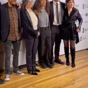 Alice Carvalho Instagram - dump de 24h de boa onda no rildy — com direito a quase derrubar @dirapaes de emoção num abraço ❤️

@academia_brasileira_de_cinema obrigada por conceder essas duas honrarias ao nosso CANGAÇO NOVO: “melhor série brasileira” e “melhor atriz” significa muito para nós, agora preparando a T2.

indicações como essa são símbolos importantes, belos, dão muita alegria a quem trabalhou duro, mesmo que sejam adornos não-fundamentais em uma caminhada. Laroyê!

obrigada mil grau @primevideobr, @o2filmes, @conde_mais @estarcomunicacao. tudo nosso!

styling: @jaiarafontes pra @burberry
beleza: @vdargains