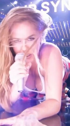 Alicia Silverstone Instagram - How could I not rock out when singing... I mean lipsyncing... @Aerosmith! 🎤🤘 So much fun on #LipsyncBattle with @menasuvari.