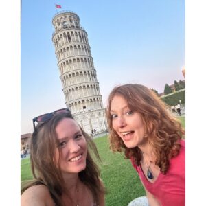 Alicia Witt Instagram - leaning tower hijinx 🫠

ruth even got in on the fun (see last frame)

#leaningtowerofpisa #pisa #aliciawitt #laurarabell #longlegs #