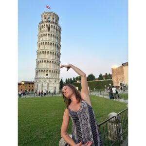 Alicia Witt Instagram - leaning tower hijinx 🫠

ruth even got in on the fun (see last frame)

#leaningtowerofpisa #pisa #aliciawitt #laurarabell #longlegs #