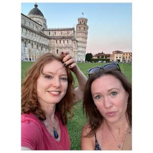 Alicia Witt Instagram - leaning tower hijinx 🫠

ruth even got in on the fun (see last frame)

#leaningtowerofpisa #pisa #aliciawitt #laurarabell #longlegs #