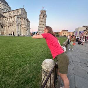 Alicia Witt Instagram - leaning tower hijinx 🫠

ruth even got in on the fun (see last frame)

#leaningtowerofpisa #pisa #aliciawitt #laurarabell #longlegs #