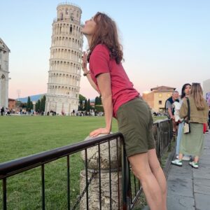 Alicia Witt Instagram - leaning tower hijinx 🫠

ruth even got in on the fun (see last frame)

#leaningtowerofpisa #pisa #aliciawitt #laurarabell #longlegs #